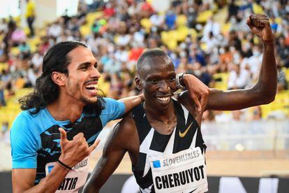 Mohamed Katir (izq.) Celebra con Tomothy Cheruiyot después de correr los 1.500 metros ayer en Mónaco.