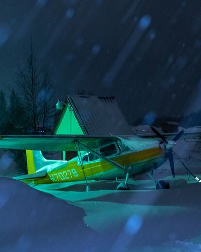 Una avioneta en medio de una tormenta en el lago Hood Seaplane en Anchorage, Alaska.