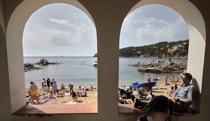 Una platja de Calella de Palafrugell el Divendres Sant.