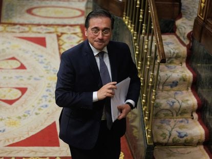 El ministro de Asuntos Exteriores, Unión Europea y Cooperación, José Manuel Albares, el pasado jueves, a su llegada a la sesión plenaria en la que se aprobó de forma definitiva la ley de cooperación.