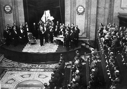Manuel Azaña promete su cargo como presidente de la República en el Congreso de los Diputados, en mayo de 1936.