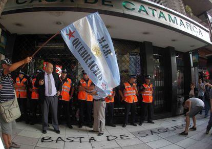 Un grupo de personas se manifiesta el pasado día 9 en Buenos Aires contra la minería a cielo abierto en Catamarca.