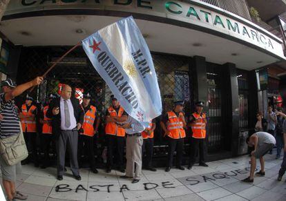 Un grupo de personas se manifiesta el pasado d&iacute;a 9 en Buenos Aires contra la miner&iacute;a a cielo abierto en Catamarca. 