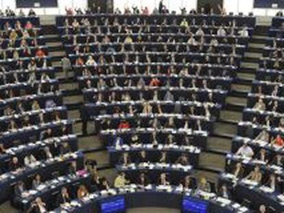 Miembros de la Euroc&aacute;mara durante una sesi&oacute;n de votaci&oacute;n en el Parlamento Europeo en Estrasburgo, Francia.