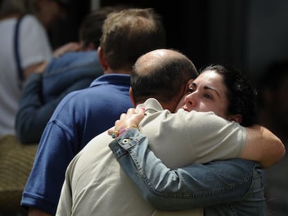 Familiares de víctimas del tren accidentado en Santiago