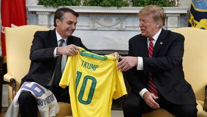 Intercanvi de samarretes esportives entre Bolsonaro i Trump a la Casa Blanca, el passat 19 de març.