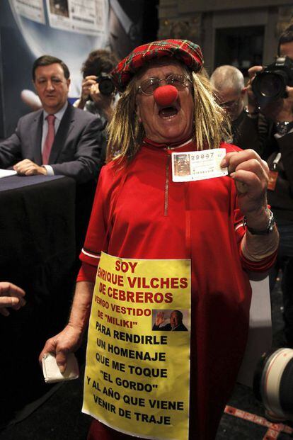 Enrique Vilches, de 80 a&ntilde;os, disfrazado de payaso en homenaje al fallecido Miliki, es uno de los muchos asistentes hoy al Teatro Real de Madrid para presenciar el Sorteo Extraordinario de Navidad. 