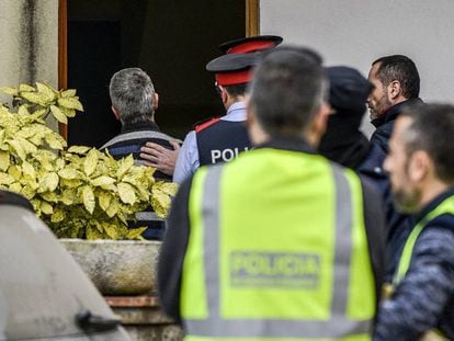 El sospechoso accede junto a la policía científica al domicilio familiar en el municipio de Anglès (Girona).