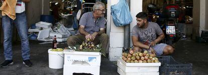 Vendedores ambulantes en la puerta de un mercado de Atenas.
