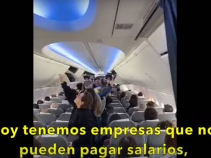 Los pasajeros de un vuelo de Aerolíneas Argentinas escuchan el mensaje del sindicato de los pilotos. 