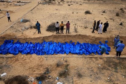 Decenas de cadáveres se amontonan en un fosa común del cementerio de Jan Yunis antes de ser enterrados, este miércoles.  