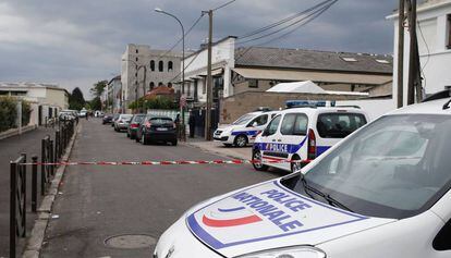 Coches de polic&iacute;a apacados en el limite del per&iacute;metro de seguridad establecido en la operaci&oacute;n antiterrorista de Argenteuil. 