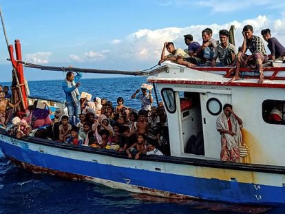 Refugiados rohingya son vistos en un bote mientras son rescatados por pescadores cerca de la costa de la playa de Seunuddon en Aceh, Indonesia, 24 de junio de 2020.