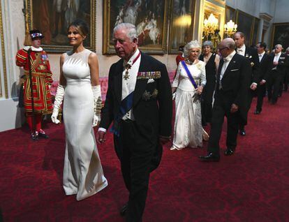 El príncipe Carlos acompañó a Melania Trump por los pasillos de palacio.