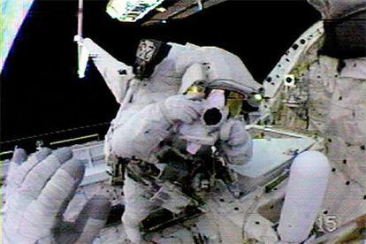 Steve Robinson fotografía a su compañero, Soichi Noguchi, durante la segunda caminata espacial de ambos.