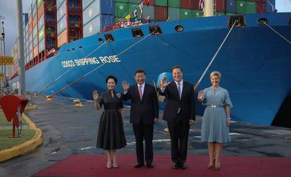 Xi Jinping y la primera dama china, Peng Liyuan, con el presidente panameño, Juan Carlos Varela, y su esposa, Lorena Castillo, en diciembre pasado, en el Canal.