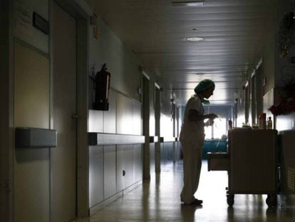 Una trabajadora sanitaria en un hospital de Madrid. LUIS SEVILLANO