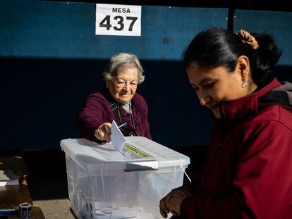 Dos mujeres acuden a votar en la elecciones constituyentes en el Estadio Nacional de Santiago, en mayo de 2023.