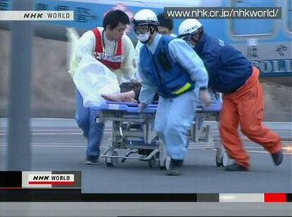Captura del canal de televisión NHK que recoge el momento en el que los dos supervivientes de Miyagi, que han pasado nueve días entre los escombros de su casa, son trasladados al hospital
