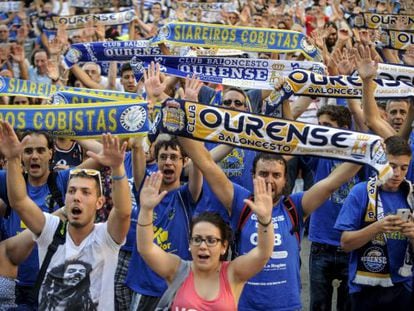 La afici&oacute;n del Ourense durante la manifestaci&oacute;n convocada para reclamar una plaza del equipo en la liga ACB 