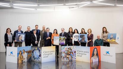 Foto de familia en CaixaForum Madrid con algunos de los protagonistas del documental Vidas contadas.