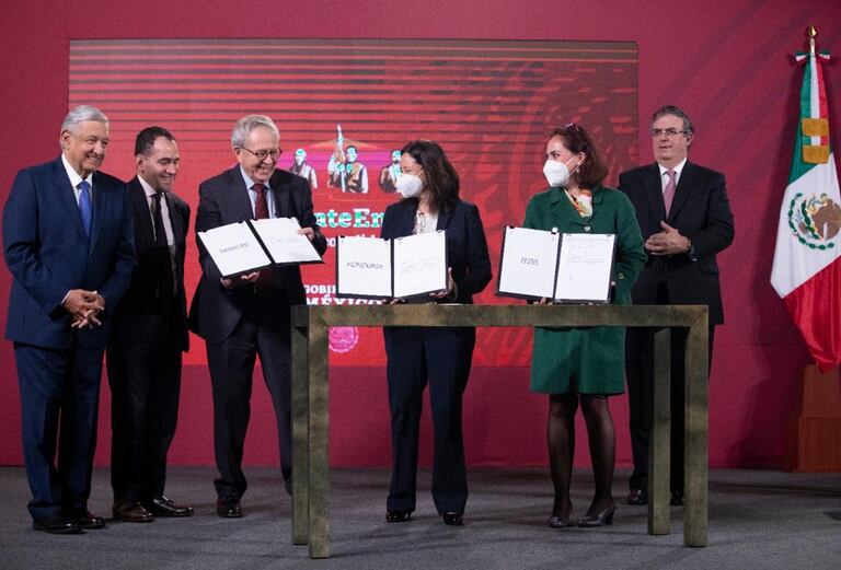 La firma del acuerdo entre el Gobierno mexicano y laboratorios que desarrollan vacunas contra la covid-19.