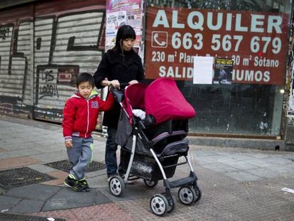 Una familia china pasea por el distrito de Tetu&aacute;n, en Madrid, en 2014. 