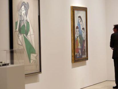 Un visitante observa una de las obras de &#039;Picasso. &Aacute;lbum de familia&#039;.