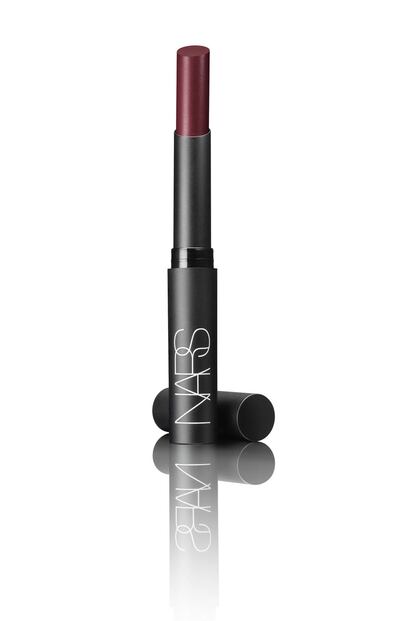 Una de las tendencias de la temporada, el acabado mate, tiene además la ventaja de que suele ser de mayor duración. En el caso de la gama Pure Matte Lipstick, de Nars, hay seis colores intensos y opacos pero que se aplican de forma suave gracias a su textura cremosa. No reseca, cuida los labios y deja un acabado espectacular. Cuesta 25,43 euros.