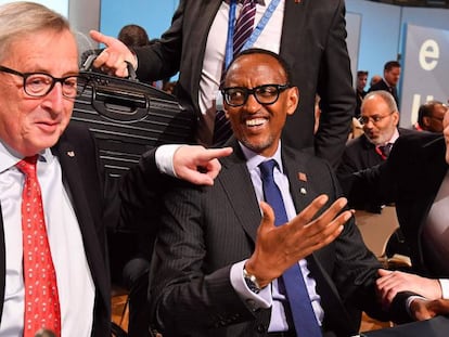 De izquierda a derecha, Jean-Claude Juncker, Paul Kagame y Sebastian Kurz, durante el encuentro celebrado en Viena.