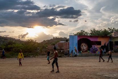 Young people playing ball at sunset, in La Fortaleza, Cúcuta, Colombia.