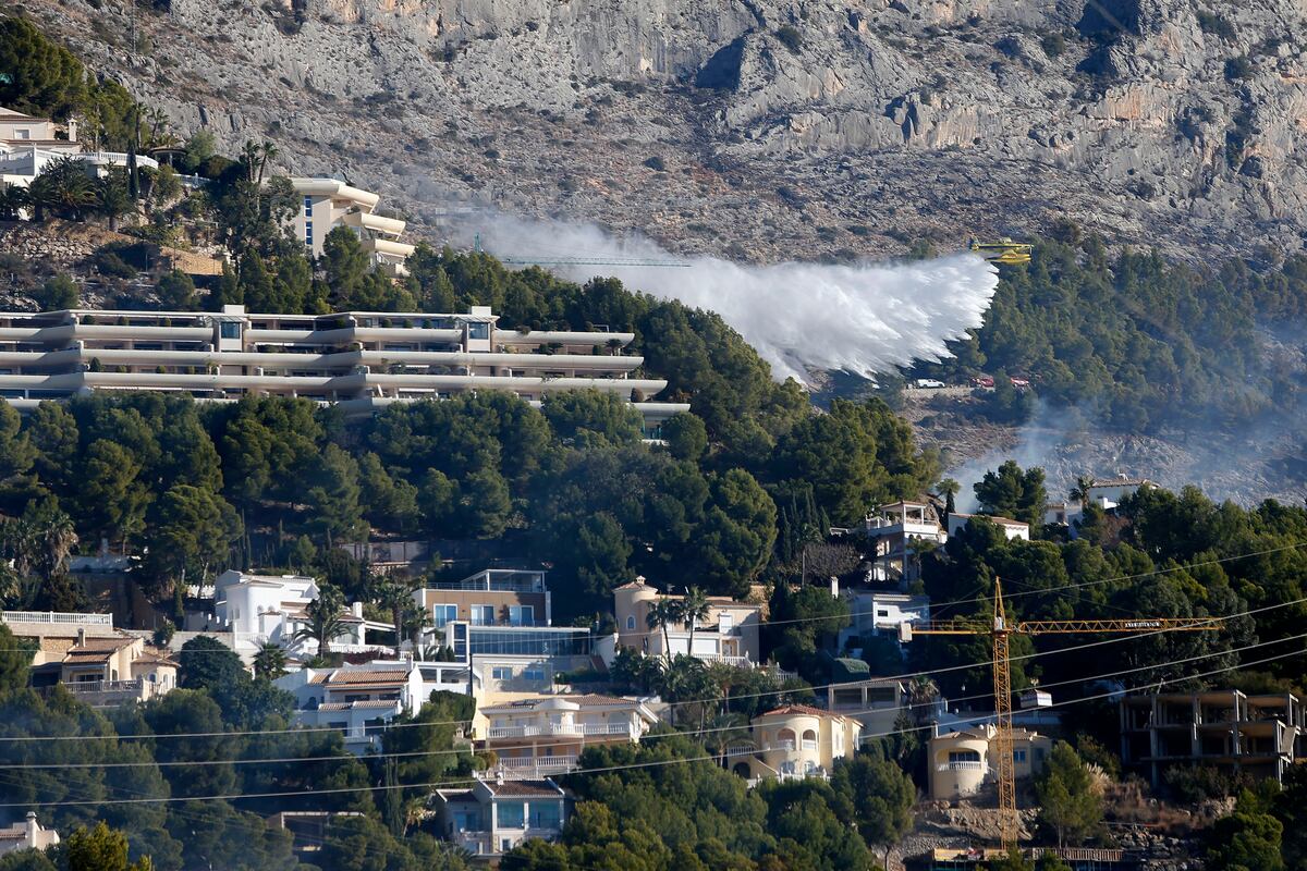 Reabiertas las AP7 y la N332 cortadas por el incendio de Altea que