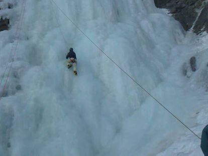 Imagen de archivo de una escalada en la cascada de hielo de La Grave.
