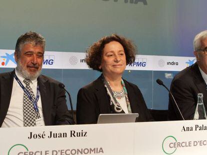 Ana Palacio, amb l'economista en cap i gerent del Departament d'Investigació del BID, José Juan Ruiz (esquerra) i Miquel Nadal, aquest divendres.