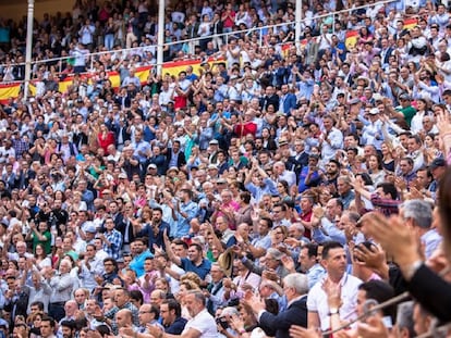 Tendidos llenos de público una tarde de toros en la plaza de Las Ventas.