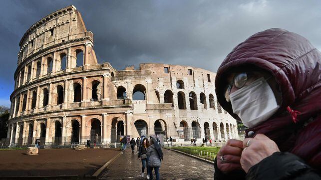 Un hombre con mascarilla delante del Coliseo, Roma. En vídeo, las imágenes de Italia paralizada por las restricciones impuestas por el Gobierno.