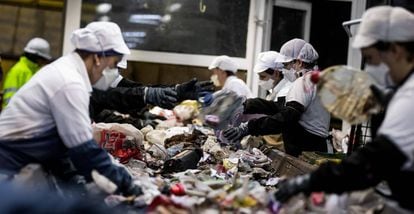 Trabajadoras de una planta de tratamiendo de basuras