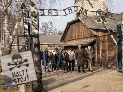 Dos centenares de exdeportados participan en la ceremonia este lunes del 75º aniversario de la liberación del campo de exterminio nazi