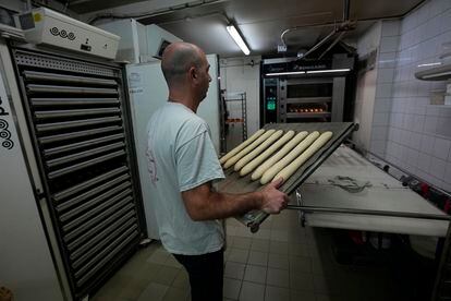 El panadero David Buelens hornea media docena de 'baguettes' en su obrador de Versalles, al oeste de París, el 29 de noviembre de 2022.