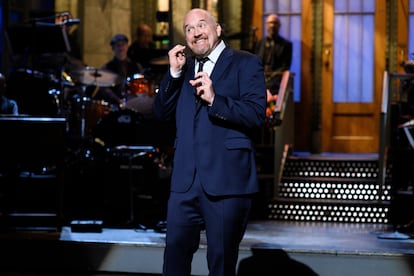Louis C. K., durante una actuación en el programa 'Saturday Night Live', en abril de 2017.
