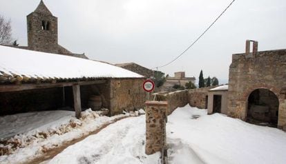 Gent AÏllada en un poble per una nevada protagonitzada "S'acosta un front fred..."