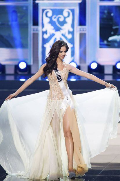 Guadalupe Gonzalez, Miss Paraguay 2013, durante un desficle en el Crocus City Hall ide Moscú para el certamen Miss Universo