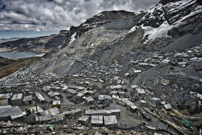 La Rinconada paso de ser un pequeño asentamiento, donde campesinos empobrecidos buscaban fortuna con el oro, a convertirse en una ciudad que ha triplicado su población en menos de diez años, donde unas 70000 personas malviven en pequeñas casas de zinc entre escombros y basura.