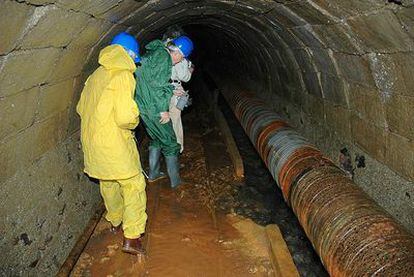 Galería de agua en la que quedaron atrapados los excursionistas.