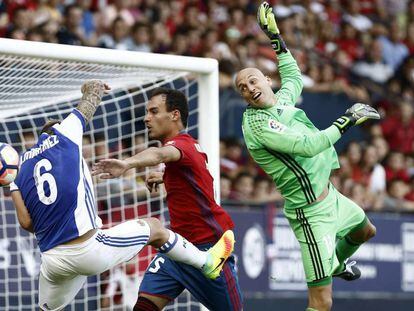 Nauzet despeja un bal&oacute;n.