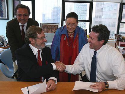 Juan Luis Cebrián y Robert Brazell firman el acuerdo estratégico entre PRISA e IBN en Nueva York en presencia de Manuel Polanco, director general de PRISA, y Violy McCausland, presidenta de Violy & Company.