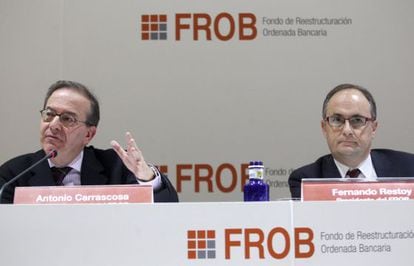 Antonio Carrascosa (i), y Fernando Restoy,durante la rueda de prensa que han ofrecido para presentar las características de la Sociedad de Gestión de Activos procedentes de la Reestructuración Bancaria (Sareb).
