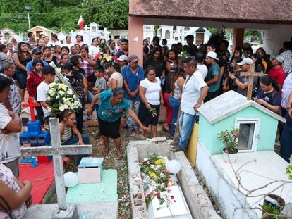 Familiares y amigos durante el funeral de Aitana, el pasado 12 de julio en el municipio de Tinum, en Yucatán.