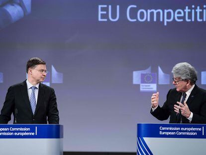 El vicepresidente de la Comisión Europea Valdis Dombrovskis y el comisario de Mercado Interior, Thierry Breton, este jueves en Bruselas.