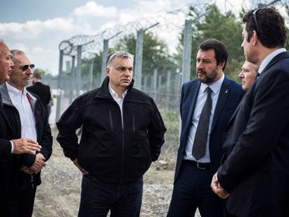 Orbán (centro) y Salvini (con corbata), este jueves en la frontera serbohúngara.